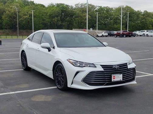 Wind Chill Pearl 2019 Toyota Avalon XLE