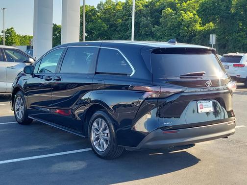 Midnight Black Metallic 2026 Toyota Sienna LE