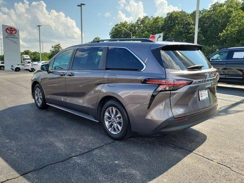 2022 Toyota Sienna LE
