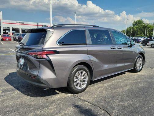 2022 Toyota Sienna LE