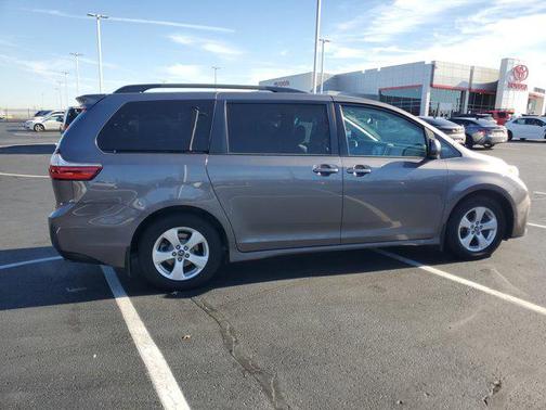 2018 Toyota Sienna LE