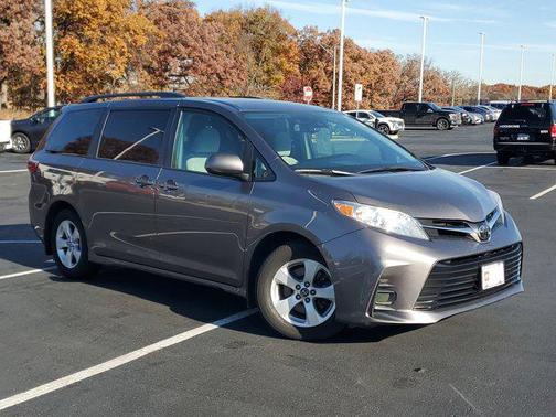 2018 Toyota Sienna LE