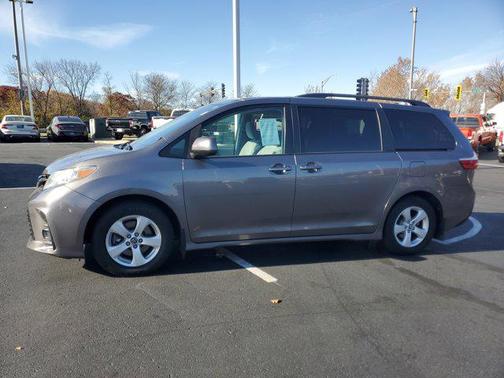 2018 Toyota Sienna LE