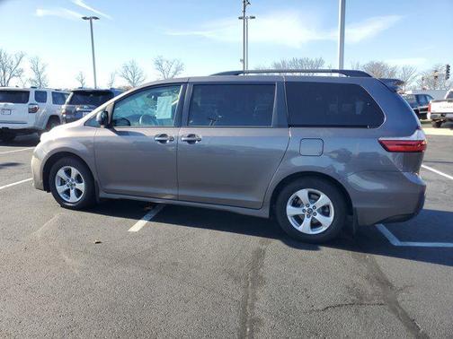 2018 Toyota Sienna LE