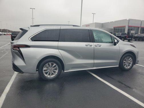 2024 Toyota Sienna XLE