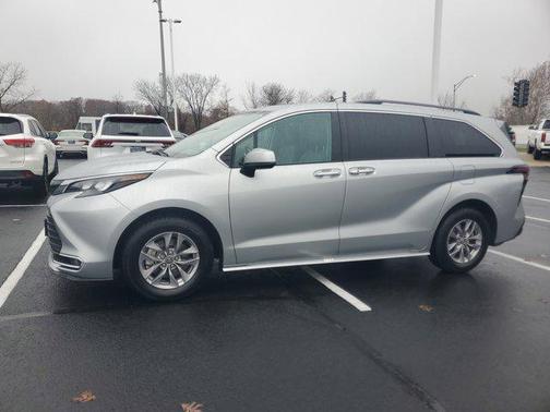 2024 Toyota Sienna XLE