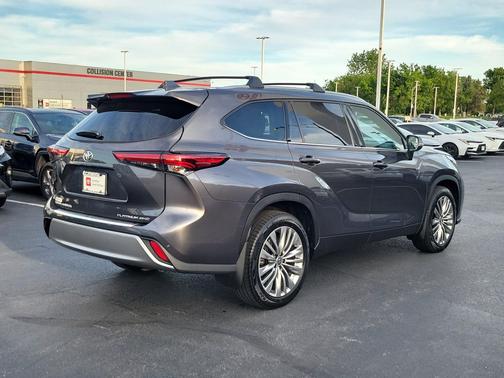 Magnetic Gray Metallic 2021 Toyota Highlander Platinum