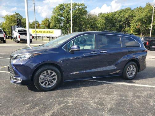 2024 Toyota Sienna XLE 8 Passenger