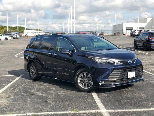 2024 Toyota Sienna XLE 8 Passenger