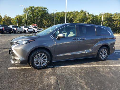 2025 Toyota Sienna LE