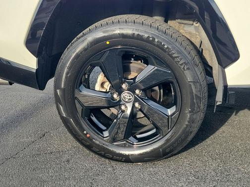 Blizzard Pearl/Midnight Black Metallic 2021 Toyota RAV4 Hybrid SE