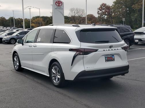 Wind Chill Pearl 2026 Toyota Sienna XLE