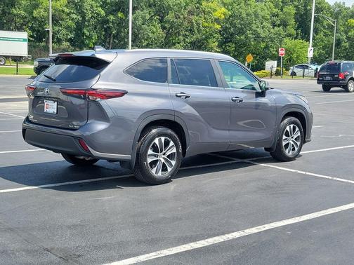 Magnetic Gray Metallic 2025 Toyota Highlander XLE