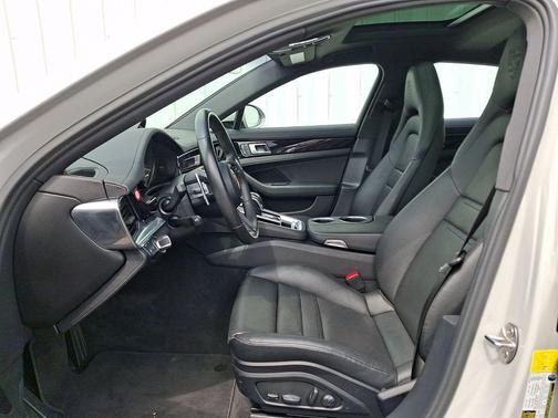 Chalk 2022 Porsche Panamera 4 Platinum Edition