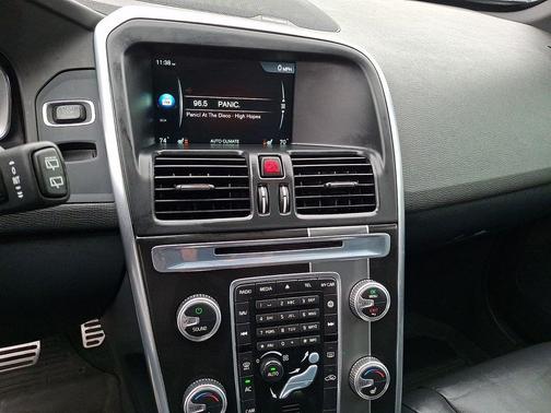 Crystal White Pearl 2016 Volvo XC60 T6 R-Design Platinum