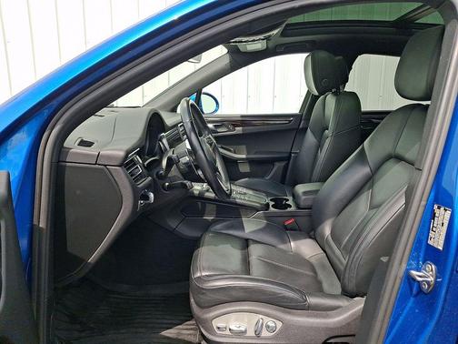 Sapphire Blue Metallic 2020 Porsche Macan Macan