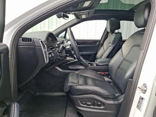 Carrara White 2023 Porsche Cayenne Platinum Edition