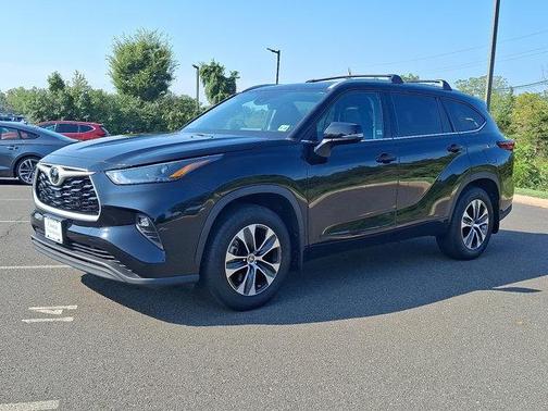 Midnight Black Metallic 2022 Toyota Highlander XLE
