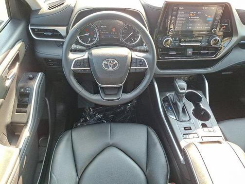 Midnight Black Metallic 2022 Toyota Highlander XLE