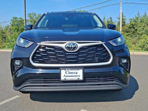 Midnight Black Metallic 2022 Toyota Highlander XLE