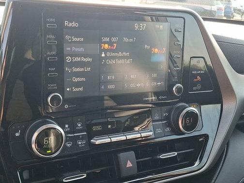 Midnight Black Metallic 2022 Toyota Highlander XLE