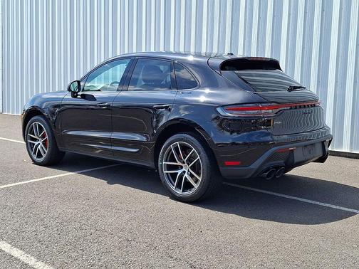 Jet Black Metallic 2023 Porsche Macan Macan