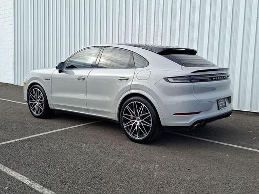 Chalk 2025 Porsche Cayenne Cayenne Turbo E-Hybrid