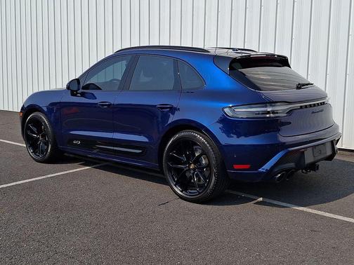 Gentian Blue Metallic 2025 Porsche Macan Macan GTS