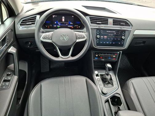 Deep Black 2022 Volkswagen Tiguan 2.0T SE 4MOTION