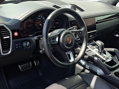 Jet Black 2022 Porsche Cayenne Turbo