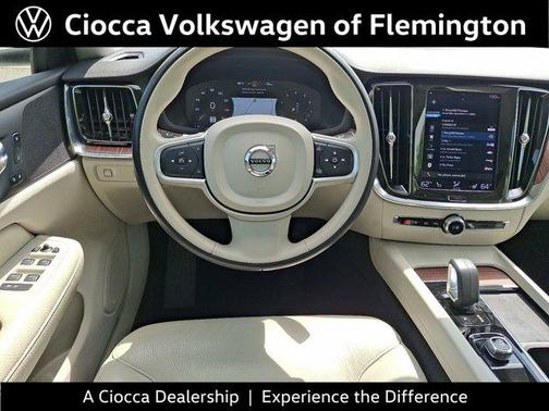 2022 Volvo S60 T5 Momentum