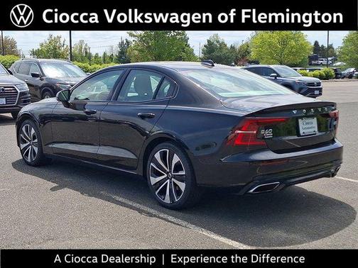2022 Volvo S60 T5 Momentum