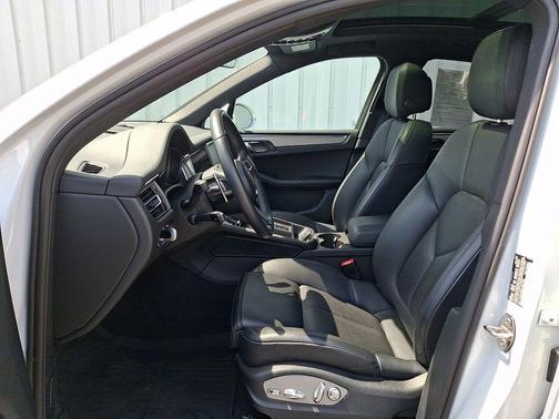 Carrara White 2025 Porsche Macan Macan