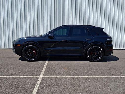 Chromite Black Metallic 2026 Porsche Cayenne GTS