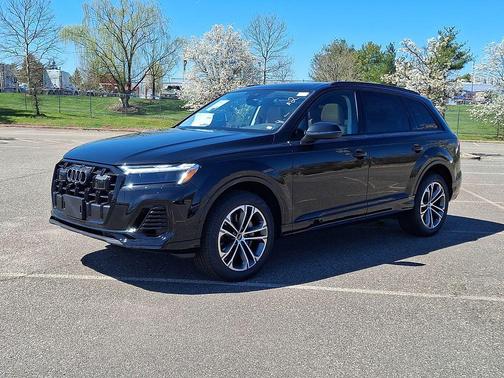 Mythos Black Metallic 2026 Audi Q7 quattro