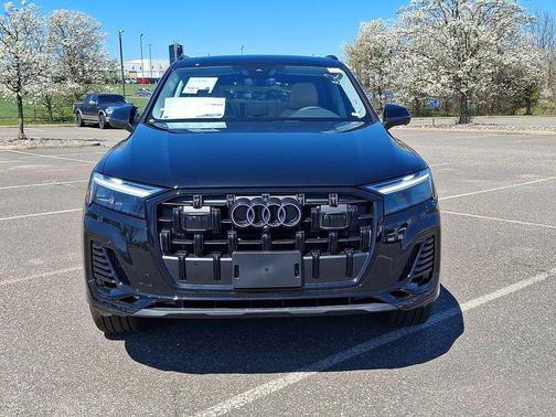 Mythos Black Metallic 2026 Audi Q7 quattro