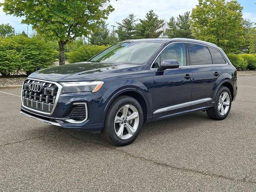 Waitomo Blue Metallic 2026 Audi Q7 45 Premium
