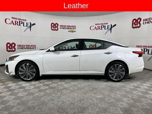 Pearl White Tricoat 2023 Nissan Altima 2.5 SL