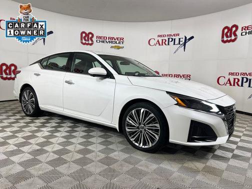 Pearl White Tricoat 2023 Nissan Altima 2.5 SL