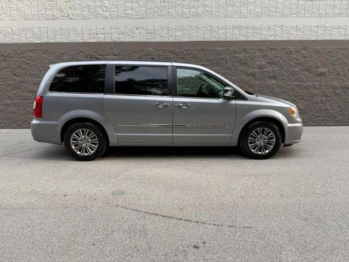 2014 Chrysler Town & Country Touring-L