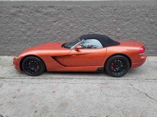 Photo 3 of 33 of 2005 Dodge Viper SRT-10