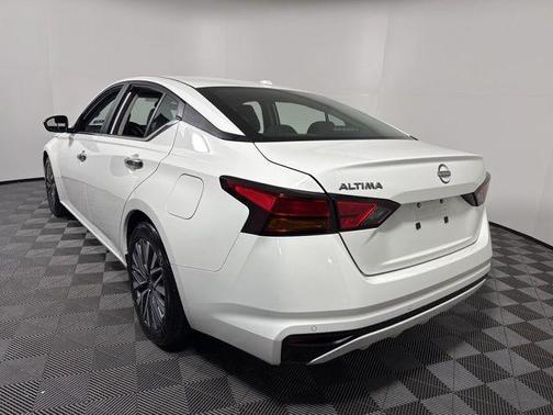 Glacier White 2025 Nissan Altima SV