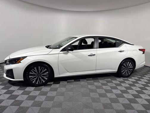 Glacier White 2025 Nissan Altima SV