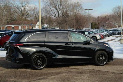 2022 Toyota Sienna XSE 7 Passenger