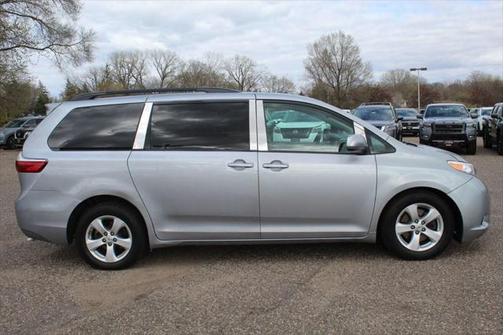 2017 Toyota Sienna LE
