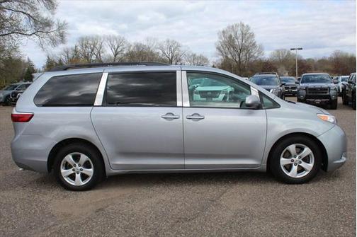 2017 Toyota Sienna LE