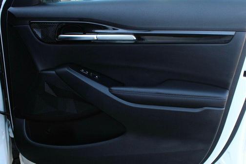Snow White Pearl 2023 Kia Seltos S