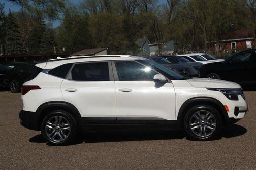 Snow White Pearl 2023 Kia Seltos S