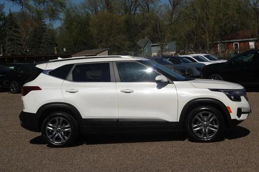 Snow White Pearl 2023 Kia Seltos S