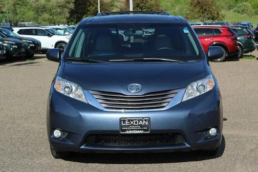 Shoreline Blue Pearl 2017 Toyota Sienna XLE Premium